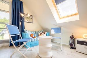 ツィングストにあるHuus Jetteの青い椅子とテーブルが備わる子供部屋