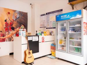 景洪市卡萨casa国际青年旅舍的一间备有吉他和冰箱的商店