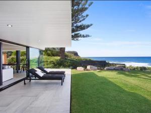 Una sala de estar con vista al mar. en Sea Belle North Avoca, en North Avoca