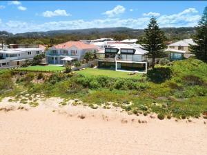 una vista aérea de una casa en la playa en Sea Belle North Avoca, en North Avoca