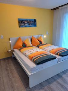 Biberist比伯里斯特好床住宿加早餐旅馆的卧室里有两张并排的床