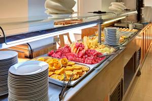 une ligne de buffet avec une variété de plats exposés dans l'établissement Hotel Fenix, à Sunny Beach