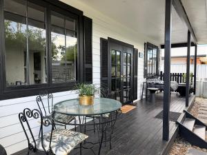 尼尔森湾Ebony & Ivory Villa的房屋内带桌椅的天井。