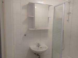 a white bathroom with a sink and a shower at Work and Stay Meinezhagen 5 schlafzimmer 10 betten, 2 badezimmer,150 qm in Meinerzhagen