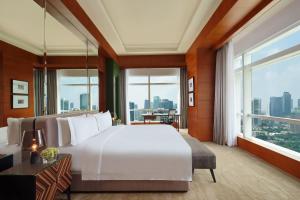 Postel nebo postele na pokoji v ubytování The Ritz-Carlton Jakarta, Pacific Place
