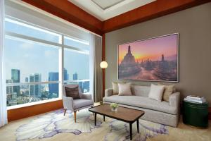 Posezení v ubytování The Ritz-Carlton Jakarta, Pacific Place