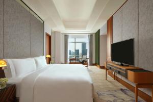 TV a/nebo společenská místnost v ubytování The Ritz-Carlton Jakarta, Pacific Place