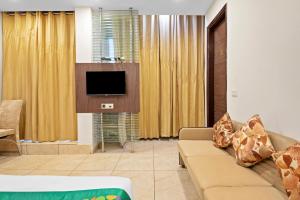 TV a/nebo společenská místnost v ubytování Treebo Elegant Palace