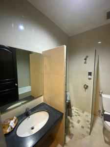 Kopalnica v nastanitvi Hotel 88 Jember By WH - Strategic Location In The City Center