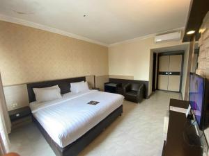 TV in/ali zabaviščno središče v nastanitvi Hotel 88 Jember By WH - Strategic Location In The City Center