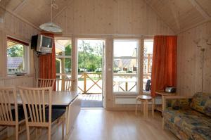 een woonkamer met een tafel en een bank bij Terrassen Camping & Cottages in Silkeborg