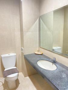 Kopalnica v nastanitvi Hotel 88 Jember By WH - Strategic Location In The City Center