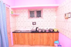 una cocina con fregadero y encimera en Sanjanas villa, en Tallākulam