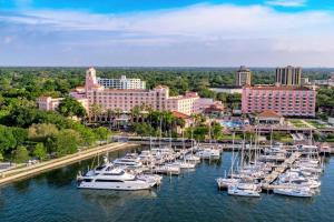eine Luftaufnahme eines Yachthafens mit Booten im Wasser in der Unterkunft The Vinoy Resort & Golf Club, Autograph Collection in St Petersburg