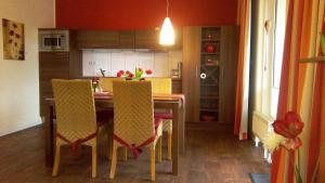 a kitchen with a table and chairs in a room at Ferienwohnung Klein in Bad Zwischenahn