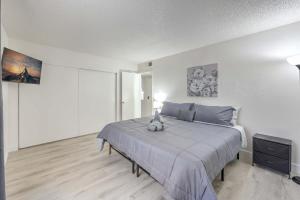 Un dormitorio con una cama con un gato sentado en ella. en Modern Comfort Near Vegas Attractions! Sleeps 6!, en Las Vegas 4 fotos más