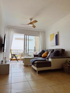 ポリス・デ・アボナにあるTraumwohnung mit Meerblick!のソファと大きな窓のあるリビングルーム