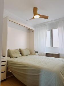 ポリス・デ・アボナにあるTraumwohnung mit Meerblick!のベッドルーム1室(ベッド1台、シーリングファン付)