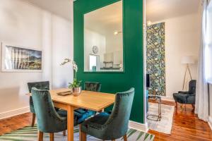 カーク・ベイにあるDalebrook Place Kalk Bay near Tidal Poolの緑の壁のダイニングルーム(木製のテーブルと椅子付)