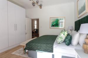 カーク・ベイにあるDalebrook Place Kalk Bay near Tidal Poolのベッドルーム1室(ベッド1台、緑の毛布付)