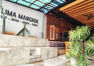 un bâtiment avec une enseigne sur le côté dans l'établissement Pondok Labu Residence, à Jakarta