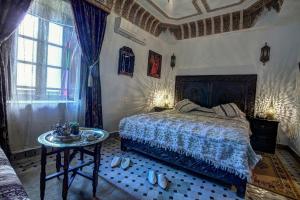 Postel nebo postele na pokoji v ubytování Riad Salam Fes