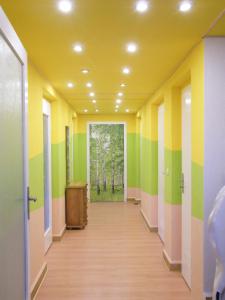 an empty hallway with green and yellow walls at unser Ferienhaus in Hempel
