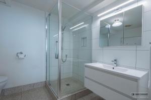 Koupelna v ubytování Austria Motel + 37 fotografií