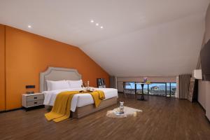 Un dormitorio con una cama grande con una manta amarilla. en m designer hotel, en Dujiangyan 33 fotos más
