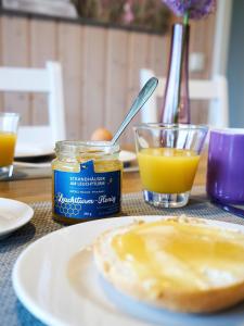 a table with a plate of food and orange juice at Typ H "Lord Nelson" -Sundhaus- in Pelzerhaken
