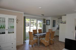 a dining room with a table and chairs at Kranich in Zingst