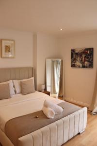Ένα ή περισσότερα κρεβάτια σε δωμάτιο στο Luxury Flat close to City Centre & Docks