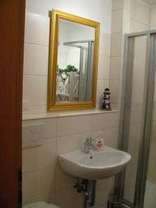 a bathroom with a sink and a mirror at Ferienwohnung Oelstorf in Eckernförde