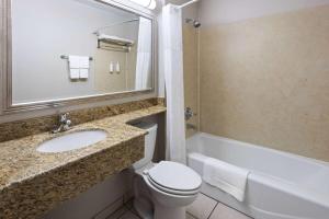 Ένα μπάνιο στο Days Inn by Wyndham Jackson Downtown +18 φωτογραφίες