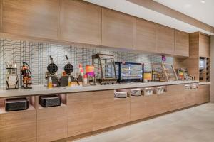 Home2 Suites By Hilton Boone的厨房或小厨房