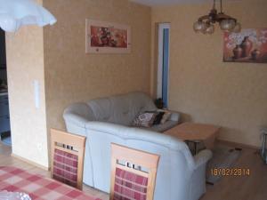 a living room with a couch and a table at Ferienwohnung-Haus-Perkow in Illingen