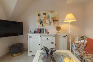 a living room with a tv and a couch at Ostseeidyll in Zingst