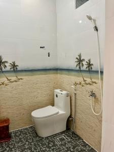 Lê Lộc Guesthouse في موي ني: حمام مع مرحاض ودش مع ماء