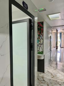 Lê Lộc Guesthouse في موي ني: باب أسود في غرفة مع أرضيات من الرخام +37 صورة