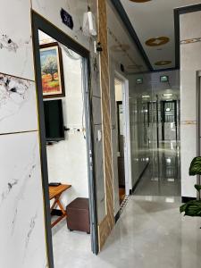 Lê Lộc Guesthouse في موي ني: مرآة في غرفة مع مدخل