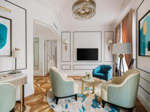 TV a/nebo společenská místnost v ubytování The Burman Hotel