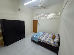 Ένα ή περισσότερα κρεβάτια σε δωμάτιο στο CHIP AIK Homestay Seremban