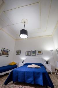 um quarto com uma cama azul e um tecto em Le Case di Katy em Castellammare del Golfo