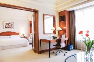 Postel nebo postele na pokoji v ubytování Sheraton Xi'an Hotel