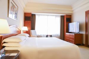 Postel nebo postele na pokoji v ubytování Sheraton Xi'an Hotel