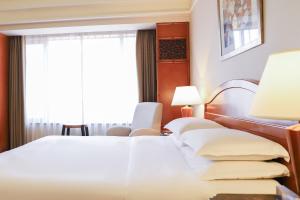 Postel nebo postele na pokoji v ubytování Sheraton Xi'an Hotel