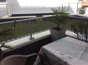einen Tisch und Stühle auf einem Balkon mit Pflanzen in der Unterkunft Orée du Parc in Royan