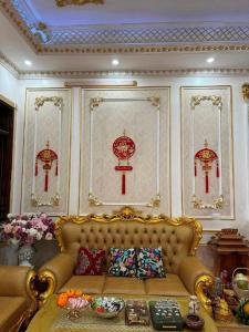 Bảo LạcにあるThuỳ Dương Hotel Cao Bằngのリビングルーム(ソファ付) +33枚の写真