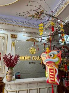 Bảo LạcにあるThuỳ Dương Hotel Cao Bằngのお店の看板