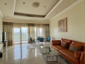 TV a/nebo společenská místnost v ubytování Private Suites Al Hamra Palace at golf & sea resort